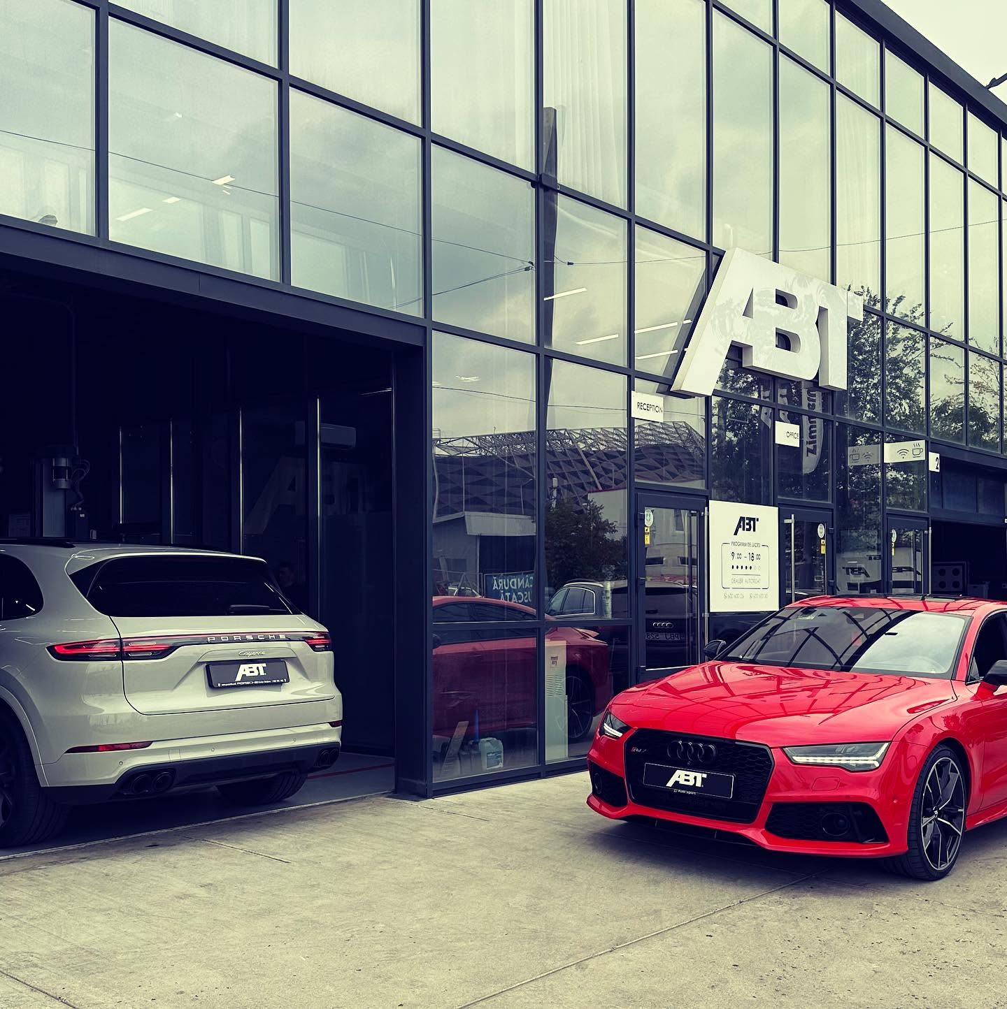 Clădire ABT cu automobile premium parcate în față