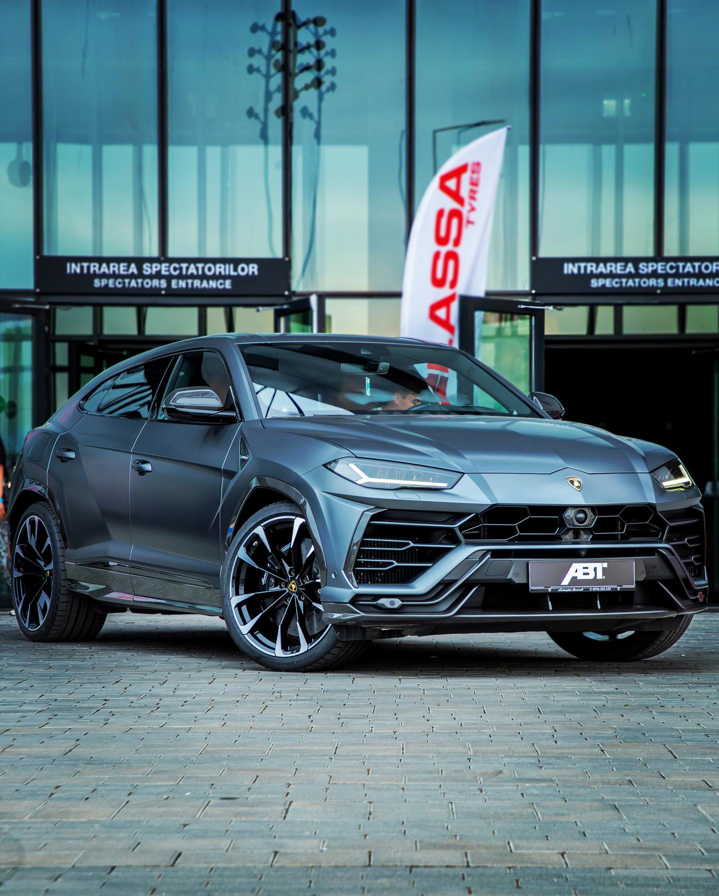 Lamborghini Urus ABT fotografiat în fața unui spațiu expozițional